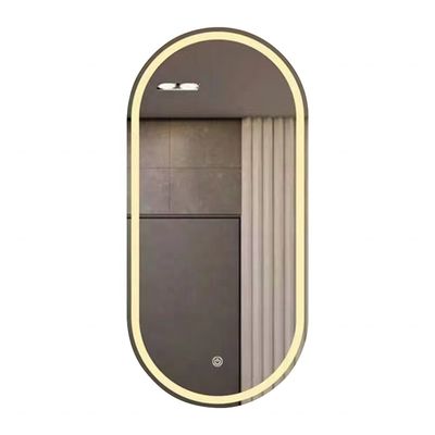 Slimme LED badkamerspiegel met ovaal bad toilet en licht in zilver