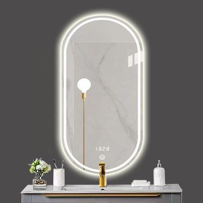 Slimme LED badkamerspiegel met ovaal bad toilet en licht in zilver