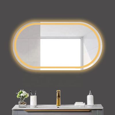 Slimme LED badkamerspiegel met ovaal bad toilet en licht in zilver