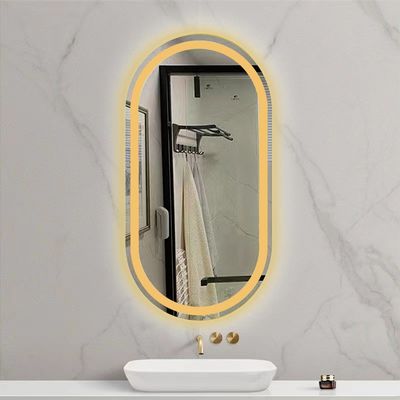 Slimme LED badkamerspiegel met ovaal bad toilet en licht in zilver