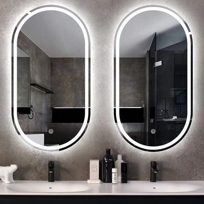 Slimme LED badkamerspiegel met ovaal bad toilet en licht in zilver